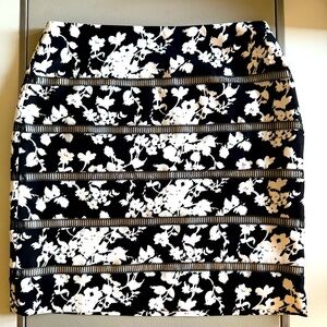 White House Black Market - Floral Lattice Pencil Skirt | Size 2 | EUC